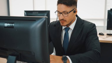 Ofiste çalışan kulaklık takan işadamları uzak müşteri ya da meslektaşlarını desteklemek için çalışıyorlar. Çağrı merkezi, tele pazarlama, müşteri destek acentesi telefon görüşmesinde hizmet sağlıyor. Jivy