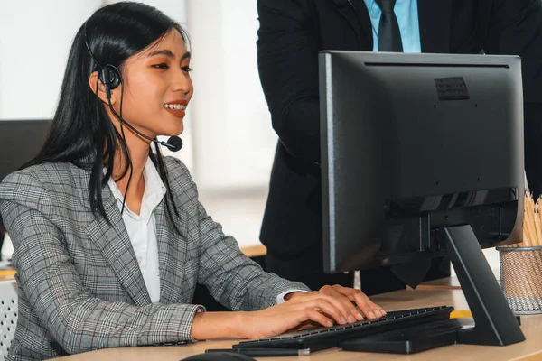 Ofiste çalışan kulaklık takan işadamları uzak müşteri ya da meslektaşlarını desteklemek için çalışıyorlar. Çağrı merkezi, tele pazarlama, müşteri destek acentesi telefon görüşmesinde hizmet sağlıyor. Jivy