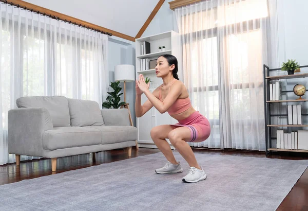 Energiczna Kobieta Ćwicząca Domu Młoda Atletyczna Azjatycka Kobieta Siła Wytrzymałość — Zdjęcie stockowe