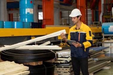 Mühendis, fabrika deposunda yeniden kullanım amaçlı sanayi ürünleri veya malzemelerini inceler ve yönetir. Verimli üretim için ağır endüstriyel ürünlerin kalite kontrol denetimi. Örnek gösteriliyor
