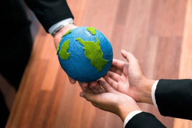 Üst düzey iş adamları, Dünya 'yı kurtarmak için CO2 salınımını azaltmak suretiyle çevresel koruma için ekolojik düzenlemeden yararlanmak amacıyla sinerjide bir arada tutuyorlar. Antika