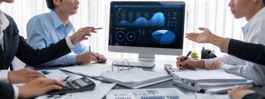 İş zekası ve veri analizi kavramı. Analizci ekibi laptop ekranında finansal veri analizi üzerinde çalışıyor. Etkili iş stratejik planlama için pazarlama göstergesi olarak. İçgörü