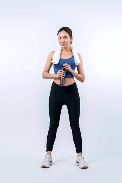 Athlétique Sportive Asiatique Femme Repos Boire Eau Après Entraînement Intensif — Photo