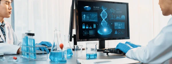 Grupo Cientistas Dedicados Trabalhando Software Computador Biotecnologia Avançada Para Estudar — Fotografia de Stock