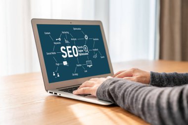 Model e-ticaret için SEO arama motoru optimizasyonu ve bilgisayar ekranında gösterilen çevrimiçi perakende işi