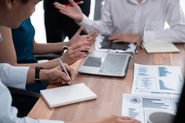 Çok ırklı analist ekibi toplantı masasındaki mali raporu analiz etmek için BI gösterge tablosunu kullanıyor. Çeşitli iş adamlarından oluşan bir grup, FIntech 'in veri analizini başarılı iş pazarlaması için kullanır. Uyum