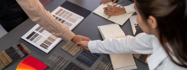 İç mimar, modern ev iç tasarımı için başarılı bir taslak çizimi yaptıktan ve ruh hali malzemesi veya renk seçimi yaptıktan sonra müşteri veya meslektaşlarıyla tokalaşır. İçgörü