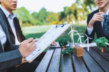 Çevre dostu kalkınma planı ve daha yeşil bir gelecek için sürdürülebilir teknoloji projesi sunan Asyalı iş adamlarından oluşan bir grup, Doğal Park 'ta açık hava eko iş bürosu kuruyor. Gyre