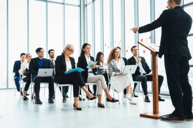 Bir grup iş adamı seminer konferansında toplanıyor. Seyirciler, çalışanların eğitim seanslarındaki eğitmenleri dinliyor. Uzman konuşmacı ile ofis çalışanları toplantısı. Jivy