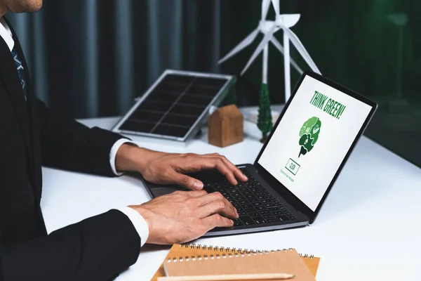 除了企业社会责任的努力外 在办公室工作的商人还利用太阳能电池技术制定环境友好型替代能源的计划或项目 并在电脑屏幕上显示 以创造更绿色的环境 — 图库照片