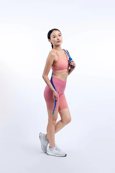スポーツウェアの若いエネルギッシュなアジアの女性は 孤立した背景に撮影されたスタジオの肖像画をジャンプまたはスキップします カーディオエクササイズツールと健康的なボディケアライフスタイル ヴィゴーラス — ストック写真