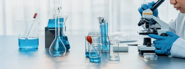 Cientistas Realizam Experimentos Químicos Usando Microscópio Laboratório Médico Para Desenvolver — Fotografia de Stock