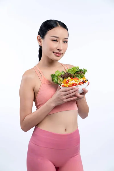 Fiatal Sportos Ázsiai Sportruházatban Kezében Salátástál Tele Vibráló Gyümölcs Zöldség — Stock Fotó
