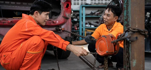 Mechanic Testing Strength Reliability Chain Hoist Car Towing Car Workshop — Stock Photo, Image