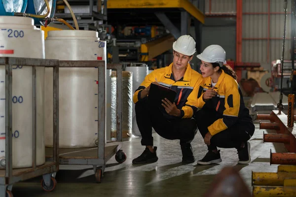 Två Fabriksarbetare Eller Ingenjörer Utför Yrkesmässig Inspektion Maskiner Eller Procedurer — Stockfoto