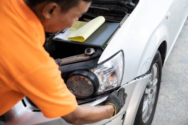 Yetenekli teknisyenler araba servisinde kaportayı yenilemek için araba tamponunu hasarlı araç parçalarıyla değiştirmek ya da gizlemek için çalışırlar. Oxus.
