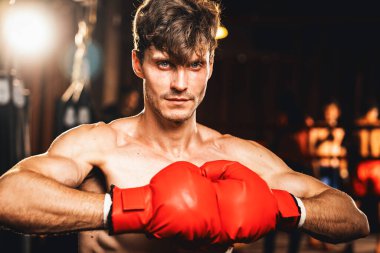 Boks dövüşçüsü pozu, Kafkasyalı boksör elini ya da yumruğunu kameranın önüne koydu agresif bir duruş sergiledi ve spor salonunda kum torbası ve boks malzemeleriyle dövüşmeye hazır hale geldi. Impetus