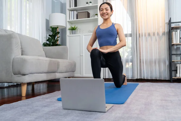 Asiatin Sportbekleidung Die Yoga Übungen Auf Einer Fitnessmatte Als Heimtrainingsroutine — Stockfoto