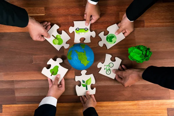 Top View Soudržná Skupina Podnikatelů Kteří Drží Ekologické Ikony Puzzle — Stock fotografie