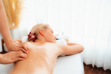 Kafkasyalı kadın müşteri stres önleyici spa masajının keyfini çıkarıyor ve lüks otel ya da oteldeki gündüz açık ortam güzellik salonunda güzellik teniyle eğleniyor. Sessiz.