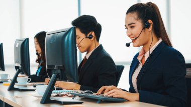 Ofiste çalışan kulaklık takan işadamları uzak müşteri ya da meslektaşlarını desteklemek için çalışıyorlar. Çağrı merkezi, tele pazarlama, müşteri destek acentesi telefon görüşmesinde hizmet sağlıyor. Jivy