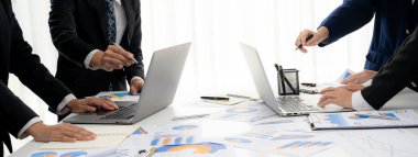 Grup toplantısındaki iş adamları resmi kıyafet paylaşımı fikrine sahipler. Şirketin yaratıcı çalışma alanındaki kar raporunu tartışıyorlar. Grup toplantısı masasında yakın çekim yapmak için. Konuşma .