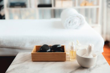 Lüks spa merkezindeki kaplıca masasında güzellik ve güzellik salonu aksesuarları. Spa masajı ve eğlence arka planı konsepti. Sessiz.