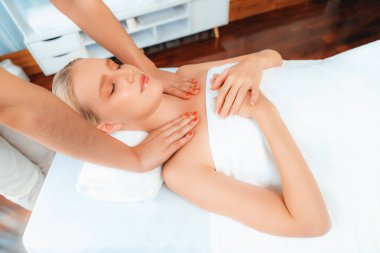 Kafkasyalı kadın müşteri stres önleyici spa masajının keyfini çıkarıyor ve lüks otel ya da oteldeki gündüz açık ortam güzellik salonunda güzellik teniyle eğleniyor. Sessiz.