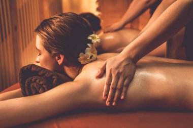 Kafkas çift müşterileri stres önleyici spa masajının keyfini çıkarıyorlar ve lüks otel veya otellerde sıcak mum ışığında güzellik derisi eğlenceleriyle şımartıyorlar. Sessiz.