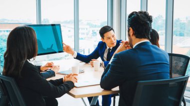 Konferans odasındaki iş adamları yeşil ekran krom anahtar televizyonlu ya da ofis masasında bilgisayar olan kişiler. Çeşitli iş adamları ve iş kadınları video konferansında görüşüyorlar. Jivy