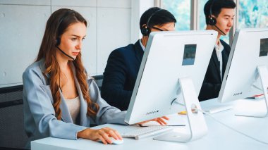 Ofiste çalışan kulaklık takan işadamları uzak müşteri ya da meslektaşlarını desteklemek için çalışıyorlar. Çağrı merkezi, tele pazarlama, müşteri destek acentesi telefon görüşmesinde hizmet sağlıyor. Jivy