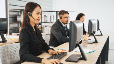 Ofiste çalışan kulaklık takan işadamları uzak müşteri ya da meslektaşlarını desteklemek için çalışıyorlar. Çağrı merkezi, tele pazarlama, müşteri destek acentesi telefon görüşmesinde hizmet sağlıyor. Jivy