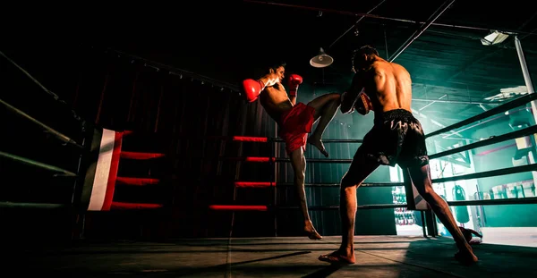 Aziatische Kaukasische Muay Thai Bokser Ontketenen Knieaanval Felle Bokstraining Leveren — Stockfoto