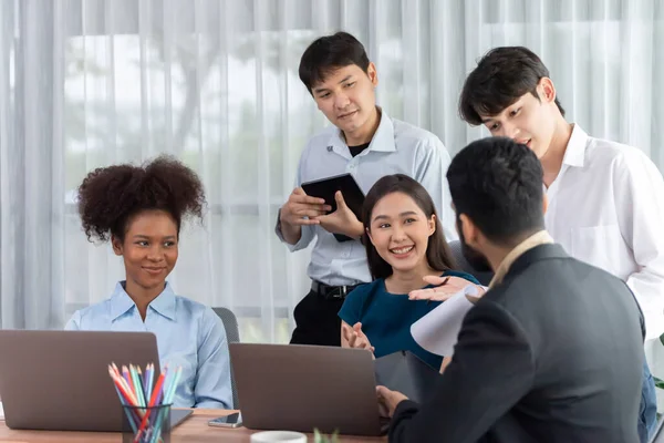 Boldog Változatos Üzletemberek Dolgoznak Együtt Beszélgetnek Vállalati Irodában Szakmai Sokszínűségi — Stock Fotó