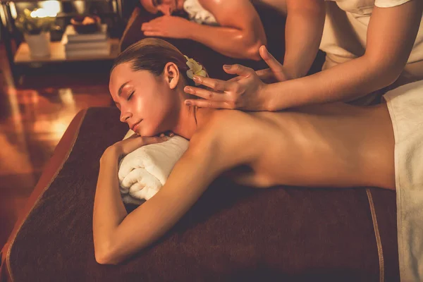 Kaukasiska Par Kund Njuter Avkopplande Stress Spa Massage Och Skämma — Stockfoto
