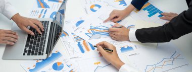 Grup toplantısındaki iş adamları resmi kıyafet paylaşımı fikrine sahipler. Şirketin yaratıcı çalışma alanındaki kar raporunu tartışıyorlar. Grup toplantısı masasında yakın çekim yapmak için. Konuşma .