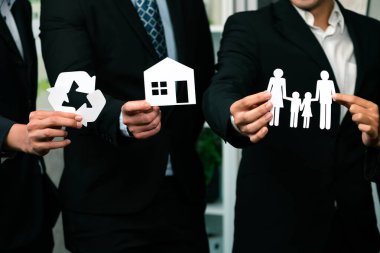 Çevre dostu iş adamları, daha yeşil bir toplum için atık yönetimi ile sosyal ve çevre kavramının kurumsal sorumluluğu olarak çevre dostu ikonlar tutuyorlar. Antika