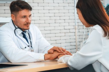 Profesyonel üniformalı doktor hastanedeki ya da klinikteki hastayı muayene ediyor. Sağlık, tıbbi ve doktor servis konsepti. Jivy