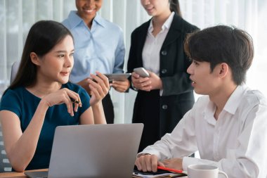 Mutlu iş adamları birlikte çalışır, şirket ofisinde tartışırlar. Profesyonel ve çeşitlilik takım çalışması iş planını bilgisayarda tartışır. Modern çok kültürlü ofis çalışanı. Uyum