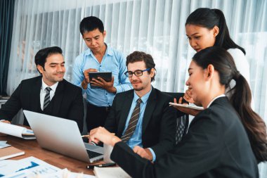 Ofis masasındaki finansal veri raporlarını analiz eden çeşitli bir grup iş analisti. Stratejik pazarlama planlaması için iş istihbarat analizine göre grafikler ve grafikler.