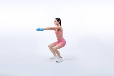 Güçlü enerjik kadın halter kaldırma egzersizi yapıyor izole arka planda. Genç atletik Asyalı kadın dayanıklılığı ve dayanıklılık eğitimi rutin vücut egzersizi..