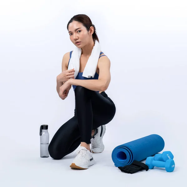 运动健美操训练后 运动健美的亚洲女子休息 演播室里健康的运动和健康的身体护理生活方式的追求是在孤立的背景下拍摄的 精力充沛的 — 图库照片