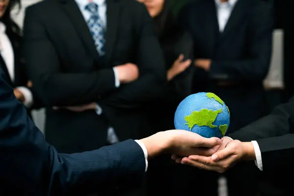Top View Affärsmän Hålla Jorden Tillsammans Synergi Som Teambuilding För — Stockfoto