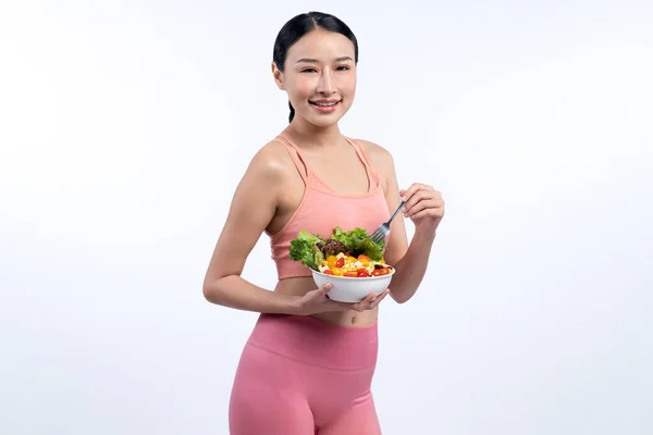 Fiatal Sportos Ázsiai Sportruházatban Kezében Salátástál Tele Vibráló Gyümölcs Zöldség — Stock Fotó