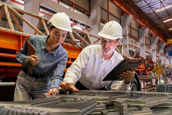 金属制造厂厂长监督重型建筑用金属或钢架的最高质量 钢铁生产检验 确保精品质量 — 图库照片