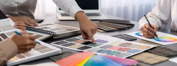 Profesyonel Mimar Tasarımcı Grubu Tasarımı Veya Yenilenmesi Için Ofiste Renk — Stok fotoğraf