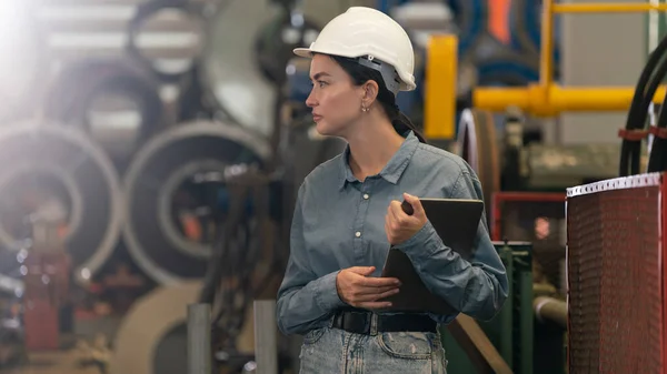 Inspección Fábrica Fabricación Metalurgia Inspectora Ingeniería Femenina Con Equipos Seguridad —  Fotos de Stock