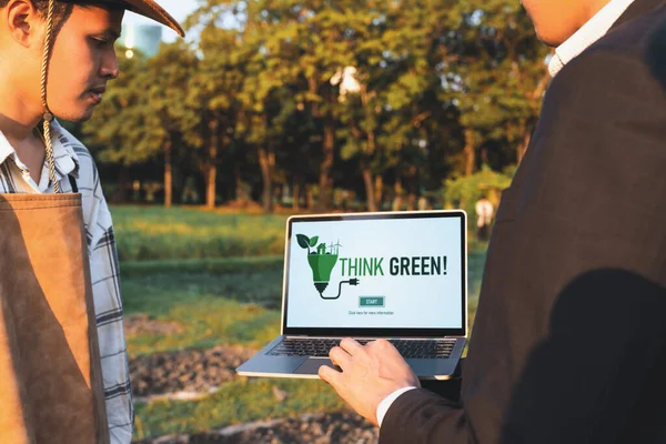 친환경 비즈니스 회사는 친환경 관행과 깨끗한 기술로 농부에게 실어줍니다 친환경 — 스톡 사진