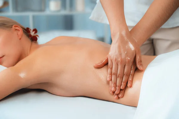 Blanke Vrouw Klant Genieten Van Ontspannende Stress Spa Massage Verwennerij — Stockfoto