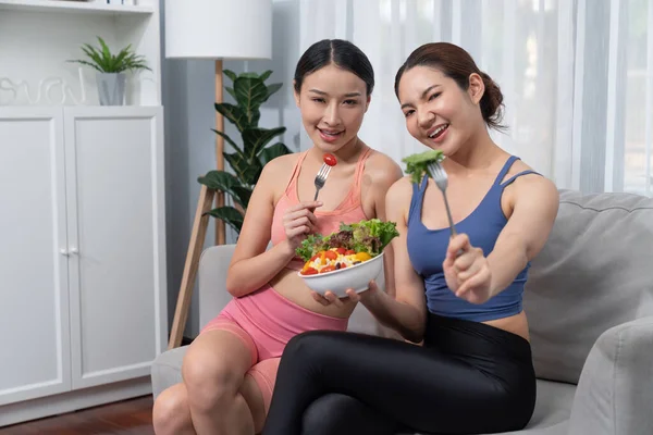 サラダボールを保持するスポーツウェアの若いスポーティなアジアの女性は フルーツと野菜の活気に満ちています 自然で若々しく バランスの取れた栄養と家庭での運動で体のライフスタイルにフィットします ヴィゴーラス — ストック写真